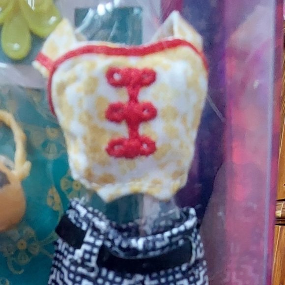 BRATZ STUDY ABROAD CHLOE - Picture 3 of 5